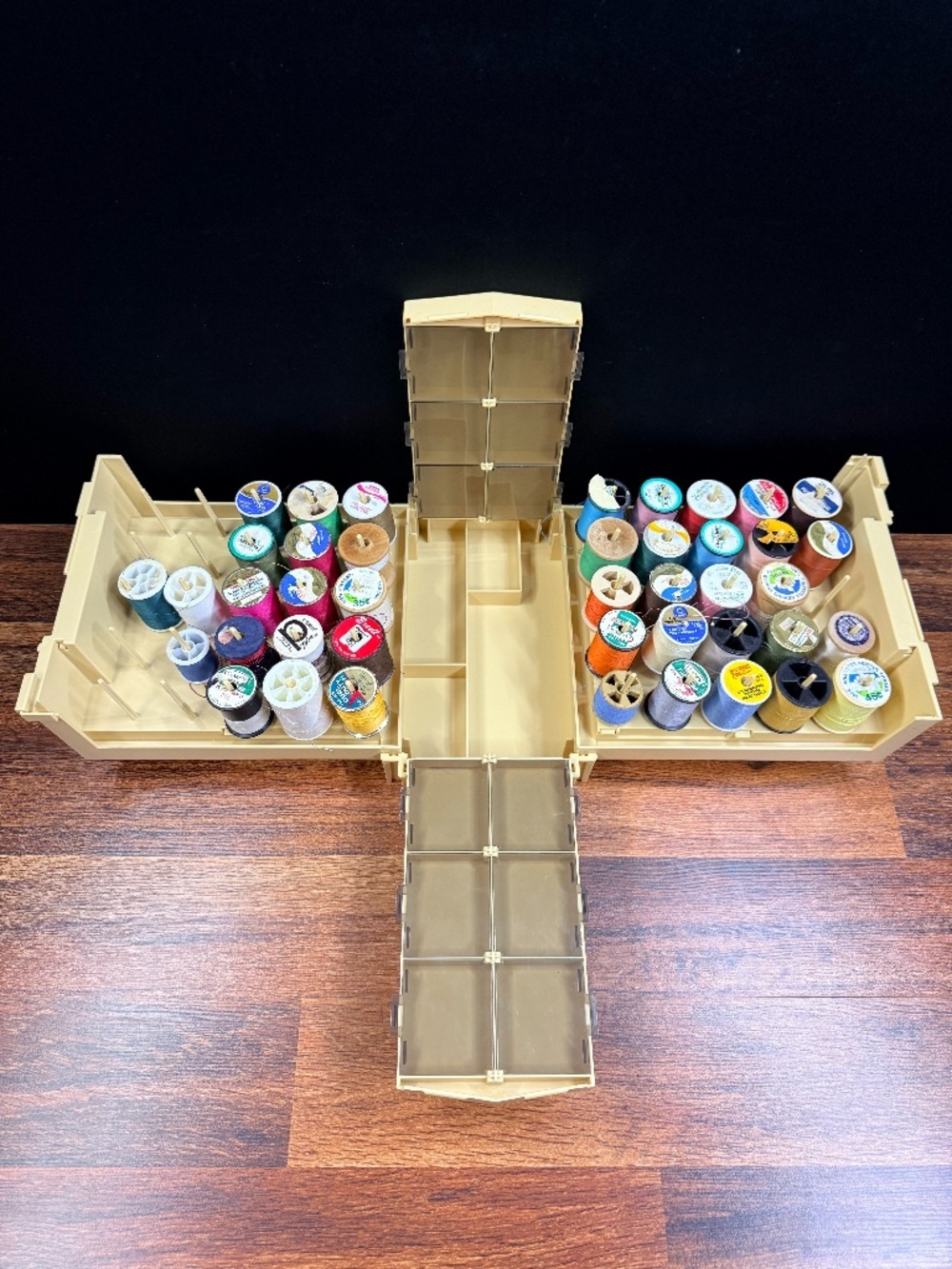 1983 WORLD WIDE MEDIA Folding Plastic Sewing Box w/Thread Spools